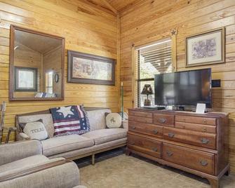 Double U Barr Ranch Texan Cabin - Bandera - Вітальня