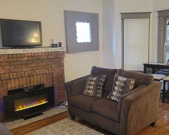 Cozy brick home in a quiet neighborhood - Gary - Living room