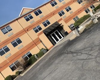 Commodore Perry Inn And Business Center - Port Clinton - Building
