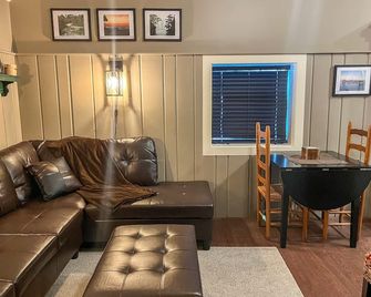 'Cedar'- Mackinaw City cottage. Walking distance to town! - Mackinaw City - Living room