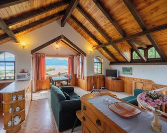 Manapouri Holiday Park - Manapouri - Huiskamer