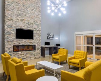 La Quinta Inn & Suites by Wyndham Sebring - Sebring - Wohnzimmer