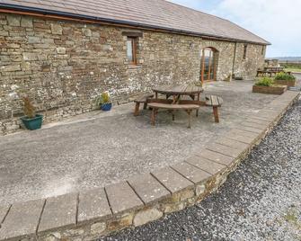 The Stall - Loughor - Innenhof