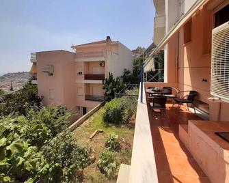 Apartment with Balcony and Parking - Kavala - Balkon