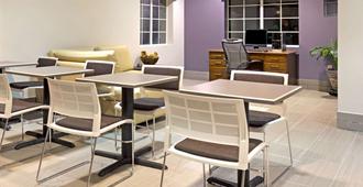 Microtel Inn & Suites by Wyndham Denver Airport - Denver - Lobby