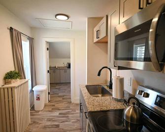 Heart of Downtown Free Parking Walk to Mayo - Rochester - Kitchen