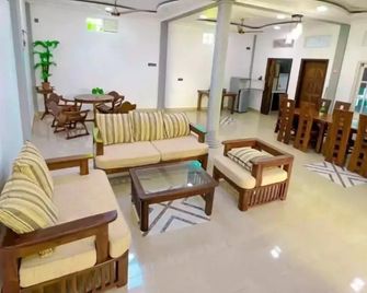 Everest Lodge - Addu City - Lobby