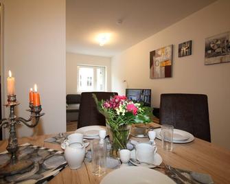3 rooms, up to 9 persons, luxurious furnishings, \'orchid\' - Berlin - Essbereich