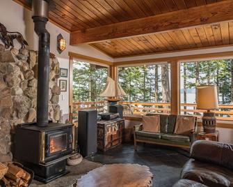 Winter special,Nov.15-Feb,15 smoked salmon and 1 bottle of wine! 195 nite,6peps - Lopez Island - Living room