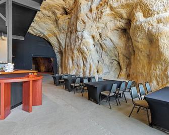 Caveland Usa – Unique Cave Retreat & Diy Flex Space - Festus - Restaurante