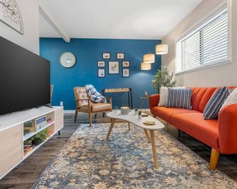 Pleasant 1bd at And T Walkable - Arlington - Living room