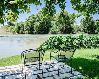 Harmonyhouse: Pet Friendly Zen River Retreat - Bastrop - Innenhof