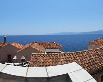 Goulas Traditional Guesthouse - Monemvasia - Balcony