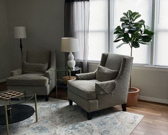 Quaint spacious remodeled home with attached garage, quiet small town get-away - Concordia - Living room