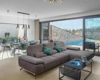 Awesome Home In Stancijeta With Kitchen - Bužinija - Sala de estar