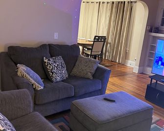 Gorgeous 3 Br Upper Unit Home - Buffalo - Living room