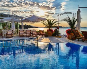 阿芙羅狄蒂海灘酒店 - 內塞巴爾 - 游泳池