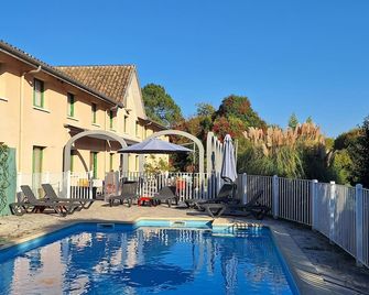 N'Atura Hôtel - Aire-sur-l'Adour - Piscina