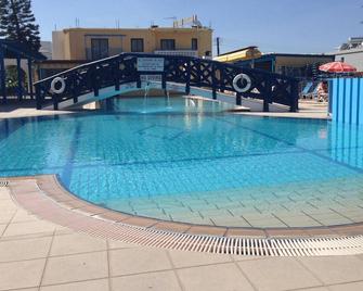 Kefalonitis Apartments - Paphos - Pool