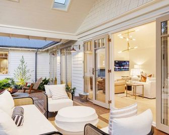 Muskoka Luxe Retreat With Pool Spa Fire Pit - Mount Martha - Living room