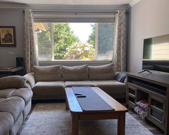 Newly renovated and secluded beach getaway - Pacific Beach - Sala de estar