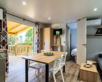 Camping Sandaya l'Etoile d'Argens - 3 Room Cottage 4 People Air Conditioned + TV - Fréjus - Eetruimte