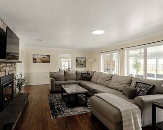 Poolside Villa among farmland views - Honey Brook - Living room