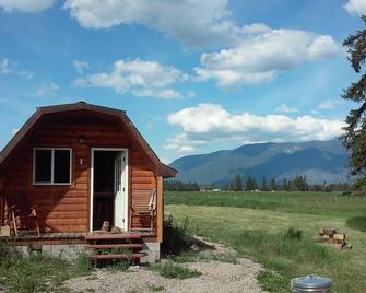 Vacation Cabin On 5 Acres With Pond . Sleeps 3 - Kalispell