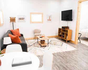 Cozy 1 BD rental home in Historic Tree Streets - Johnson City - Living room