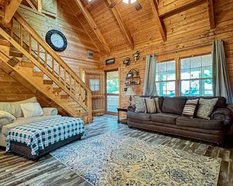 Happy’s Hideaway - Hot Tub! - Warm Springs - Sala de estar