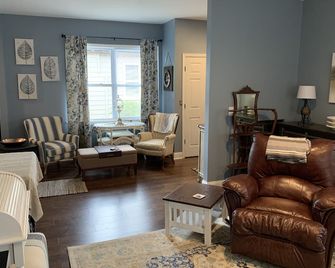 The Bluegrass Bungalow: New Constructed Sleeps 8: 6 beds 2.5 baths. Handicap ass - Ashland - Living room