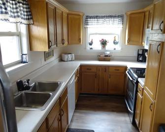 Lovely Lake Front Getaway - Baxter - Kitchen