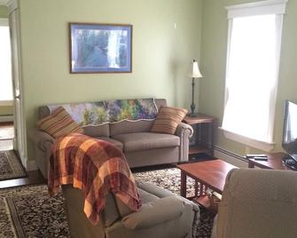 Upscale Vacation Rental Across From Haley Pond In The Village Of Rangeley - Rangeley - Living room