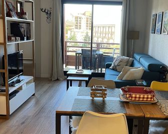 Le Val D'Azur - 2 Rooms in the center of Valberg (WIFI, Swimming pool, Parking) - Valberg - Sala de estar