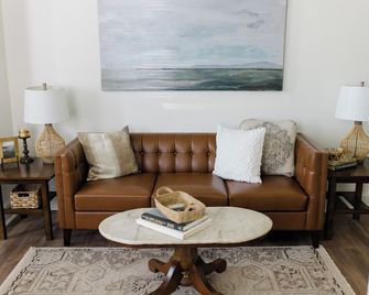 Close to Wellspan, York College, Appell! Washer/dryer in unit. - York - Living room