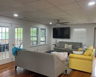 Waterfront with dock, less than 5 min to boat landing, gas, ABC and restaurant. - Summerton - Sala de estar