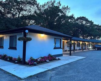 Star Gate Room 9 Indian River, MI - Indian River - Building