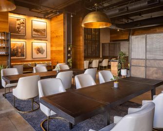 โรงแรมฟาวน์ดรี แอชวิลล์ คิวริโอ คอลเลกชั่น บายฮิลตัน - แอชวิลล์ - ร้านอาหาร