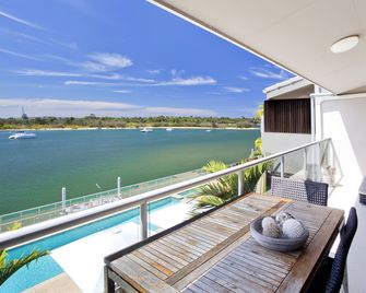 Noosa Shores Resort - נוסה הדס - מרפסת