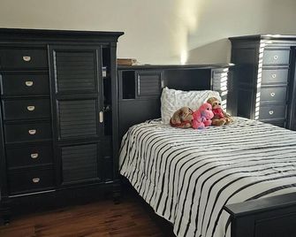 Charming 3-bedroom house in wonderful Lauderhill with AC, WiFi - Lauderhill - Bedroom