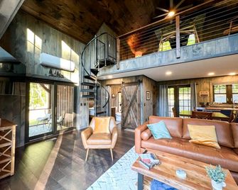 The Barnhaus | Unique 5-Star Experience | Luxe - Bridgton - Living room
