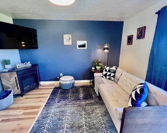 Brand new Cozy apartment in lovely Forks with WiFi, - Forks - Obývací pokoj