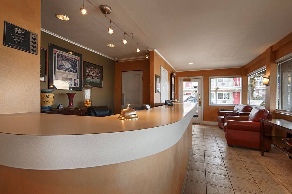 كامبوس إن آند سويتس يوجين داونتاون - يوغين - أفضل طعام