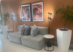 Lovely Rosebank 1-bedroom condo with pool & cinema - Johannesburg - Living room