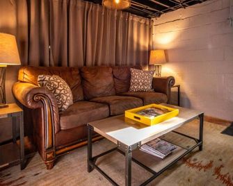 Secluded Fenced Cottage W Dune Top Hot Tub Near Hiking Dog Friendly - Gary - Sala de estar