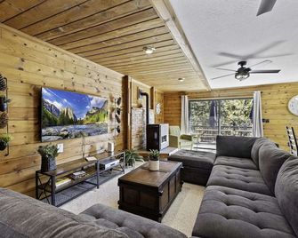 Hot Tub•dog Friendly•a/C•evchgr•views•gmrm•kingbds•nostairentry - Twain Harte - Living room