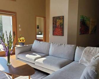 Five Star-Amazing views and Hot Tub - Nelson - Living room