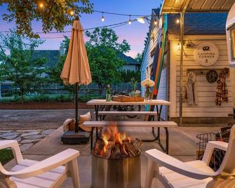 Our Sweet Retreat:1910 Restored Vintage Farmhouse - Wilsonville - Patio