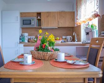 4Sterne Spatzennest 86 sqm between Augsburg and Ulm quietly located new building - Oberwaldbach - Comedor