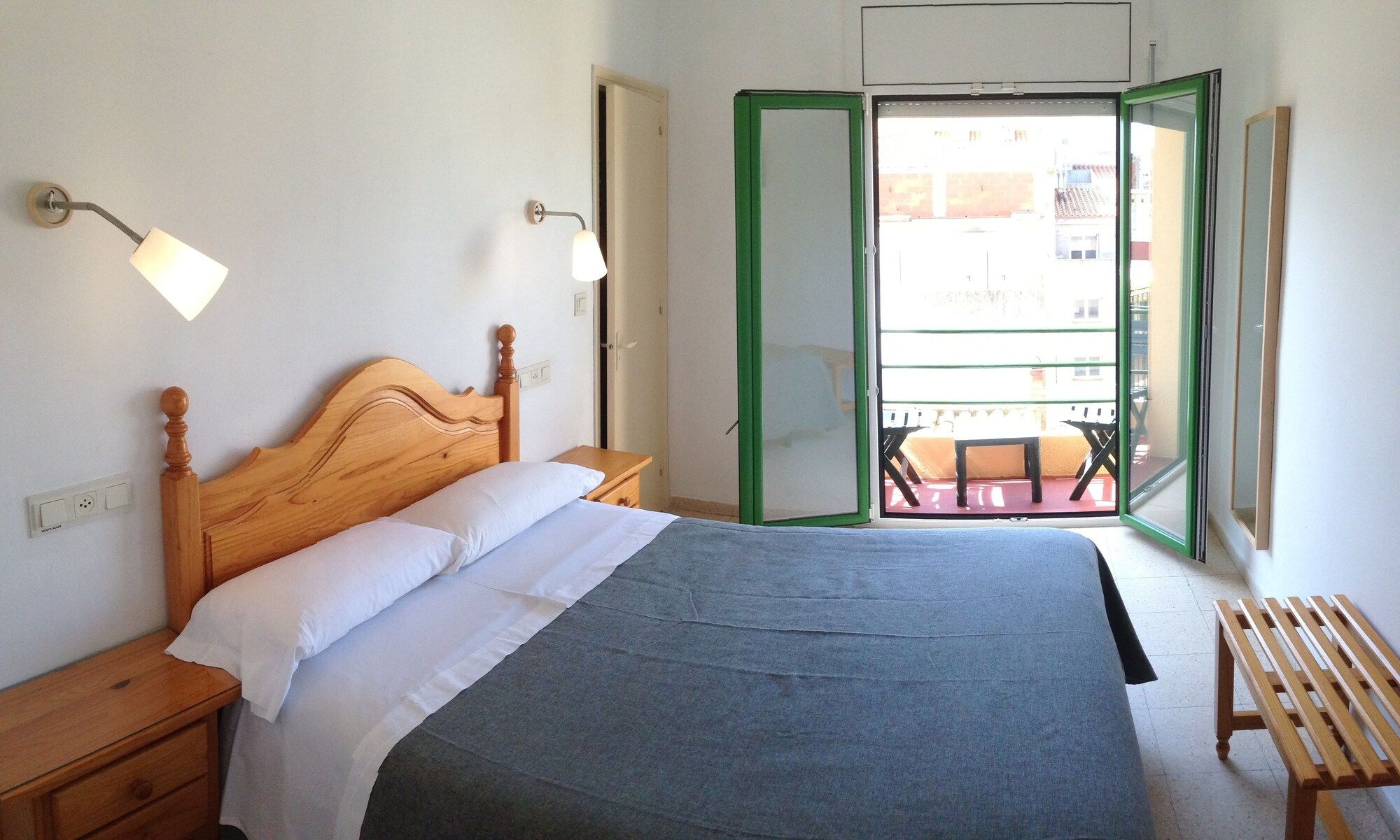 Hostal Rom Familiar - Roses - Bedroom